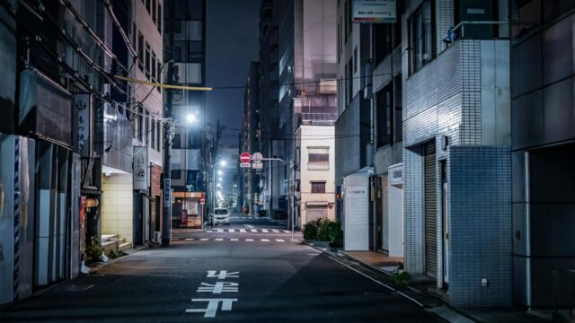 閑散とした夜の通り